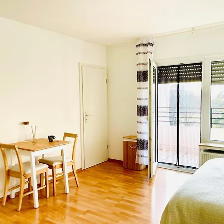 Schoene Mit Balkon In Apartment